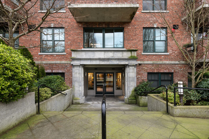 Property Photo: 1414 1st Avenue W 603 WA 98119
