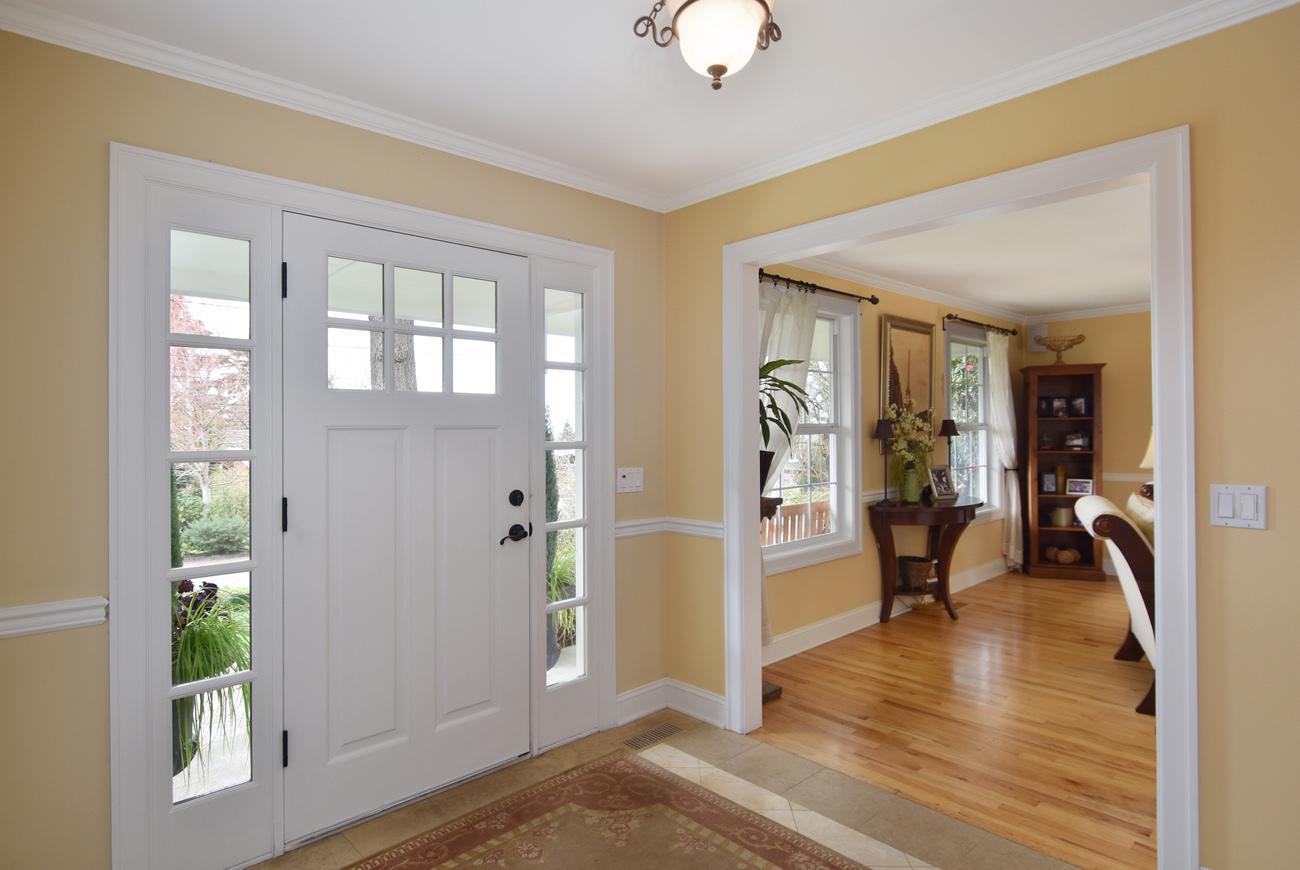 Property Photo: Foyer 6860 83rd Ave SE  WA 98040 