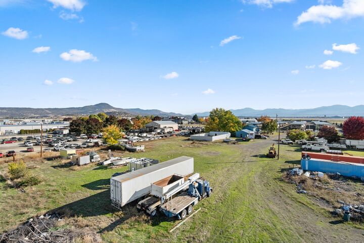 Property Photo: 579 E Vilas Road OR 97502