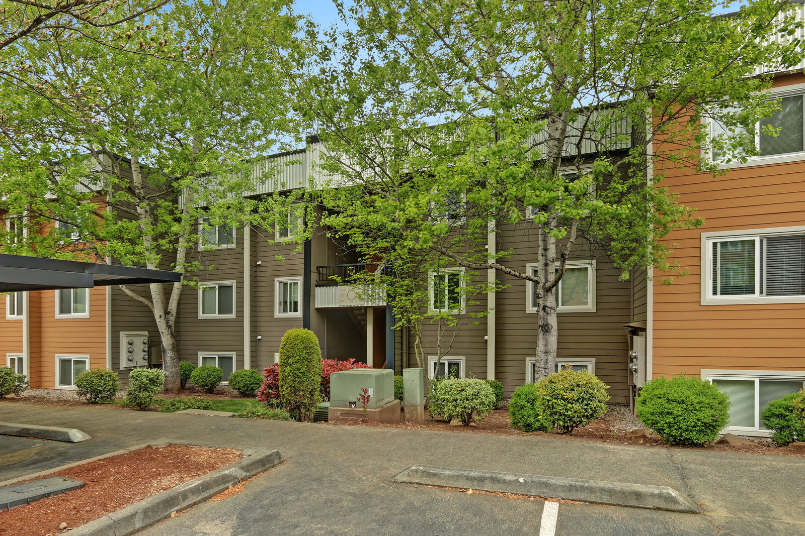 Property Photo:  726 Kirkland Cir C304  WA 98033 