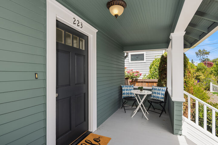 Property Photo:  223  29th Avenue E  WA 98112 