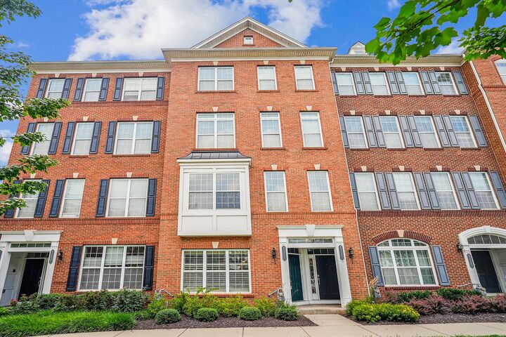 Property Photo:  43039 Clarks Terrace  VA 20148 