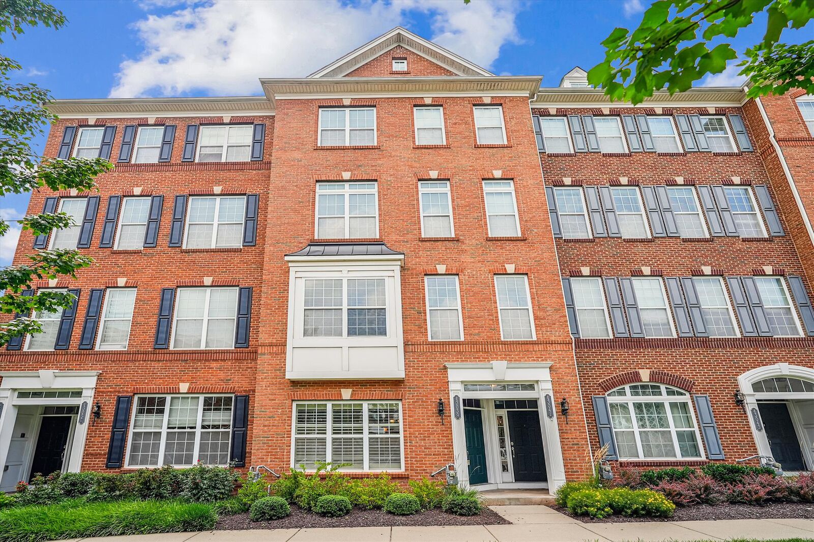 Property Photo:  43039 Clarks Terrace  VA 20148 