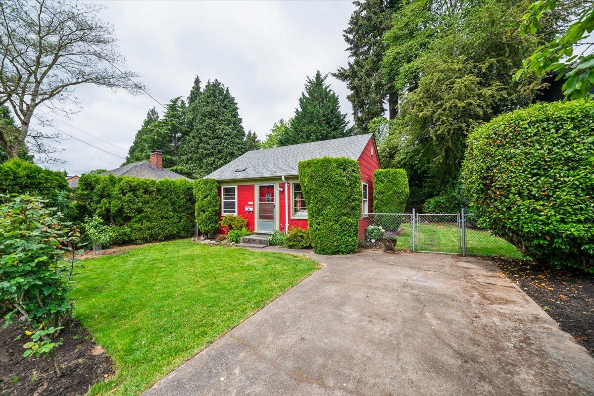 Property Photo:  4015 SE Tenino St  OR 97202 