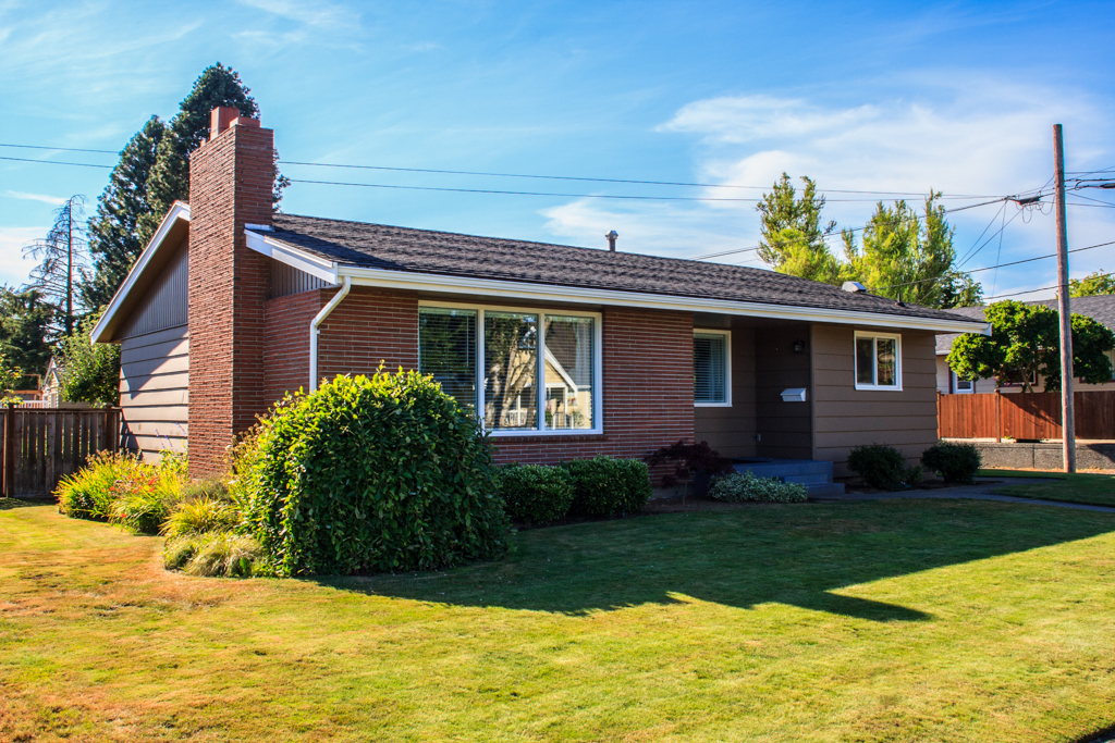 Property Photo:  208 S 15th St  WA 98264 