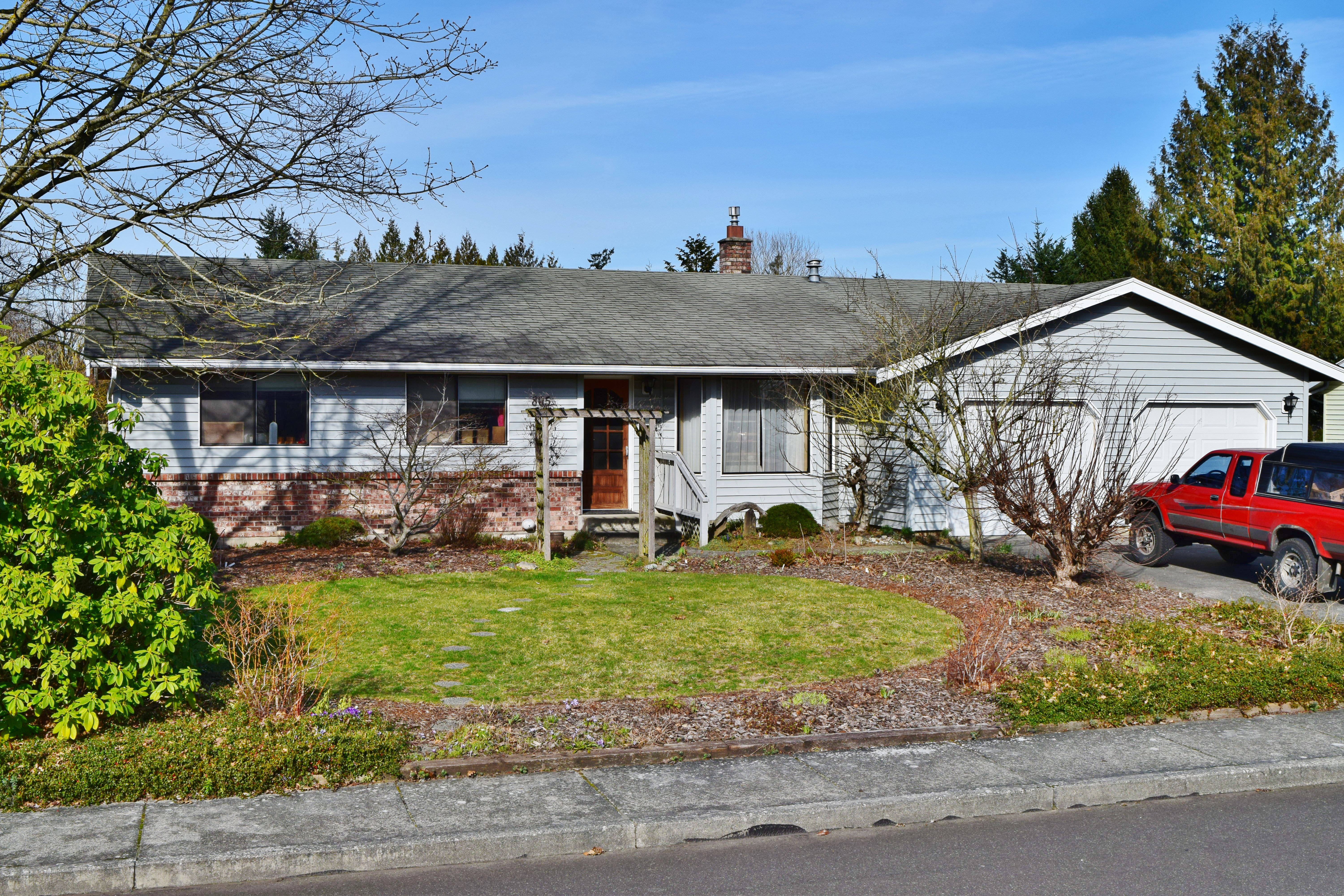 Property Photo: Exterior 805 Vine Cir WA 98264