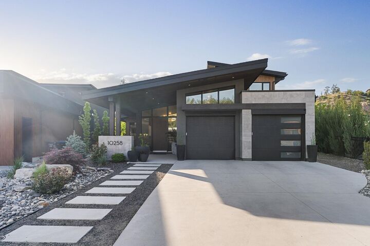 Photo de la propriété: 10258 Beacon Hill Drive BC V4V 0A9
